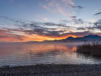 Morgenstimmung am Chiemsee mit Nebelschwaden und glühender Wolkenschicht